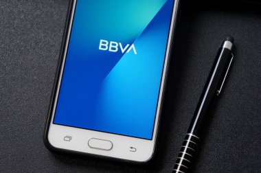 Bahia, Brezilya. 30 Nisan 2020. Akıllı telefon ekranında BBVA Banka Uygulaması ve bir kalem. Çok uluslu İspanyol bankacılık grubu. Finansal hizmetler.