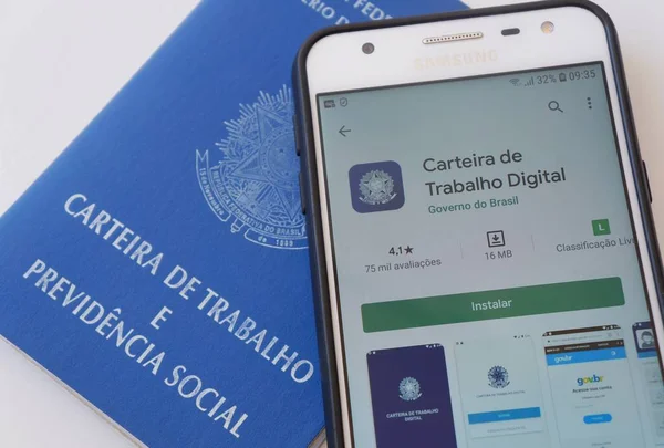 Bahia, Brezilya - 9 Nisan 2020. Tercümesi: Brezilya Federatif Cumhuriyeti, Çalışma Bakanlığı. Dijital Çalışma Kartı Uygulaması (Carteira de Trabalho Digital). Brezilya iş belgesi.