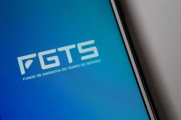 Bahia, Brezilya. 6 Mayıs 2020. Tercümesi: Çalışanlara Tazminat Fonu (FGTS - Fundo de Garantia do Tempo de Servico). - İşçiler için ayrılan Brezilya özel fonu. Akıllı telefondaki FGTS uygulaması.