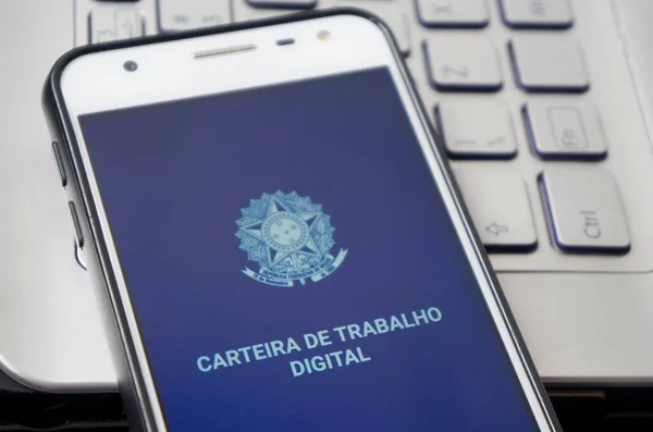 Bahia, Brezilya. 30 Nisan 2020. Çeviri: Dijital Çalışma Kartı Uygulaması (Carteira de Trabalho Digital) dizüstü bilgisayarın üzerinde. Brezilya iş belgesi.