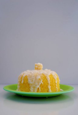 Brezilya kuskusu (kuzen Brasileiro) hindistan cevizi sütü ve rendelenmiş hindistan cevizi ile. Tipik Brezilya kahvaltısı. Dikey fotoğraf.