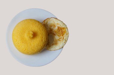 Beyaz arka planda izole edilmiş yumurta ve kuskus manzarası. Brezilya kuskusu (Cuscuz brasileiro).