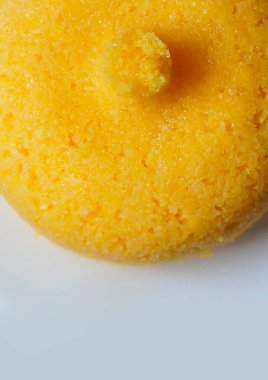 Kuskus, kopyalama alanı olan beyaz arkaplanda izole edilmiş. Brezilya kuskusu (kuzen brasileiro). Dikey fotoğraf.