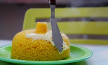 Kuskusa tereyağı sürüyorum. Brezilya kuskusu (cuscous). Geleneksel yemek..