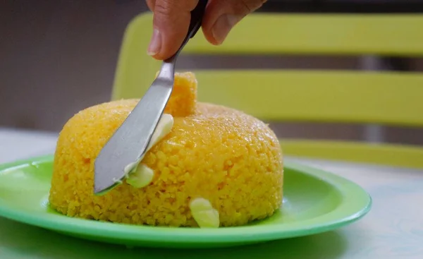 Mano Mujer Poniendo Mantequilla Cuscús Couscous Brasileño Cuscuz —  Fotos de Stock