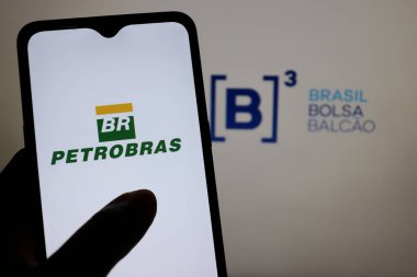 Bahia, Brezilya - 24 Şubat 2021: Petrobras logosu arkaplanda Brezilya Borsası (Ibovespa) logosu bulunan akıllı telefon ekranında. Brezilyalı şirket.
