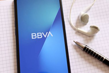 Bahia, Brezilya - 24 Şubat 2021: BBVA Banka Uygulaması ofis masasında akıllı telefon ekranında. Çok uluslu İspanyol bankacılık grubu. Finansal hizmetler.