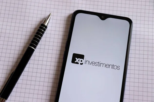 Bahia, Brezilya - 24 Şubat 2021: XP Investimentos uygulaması akıllı telefon ekranında. XP Brezilyalı bir yatırım yönetim şirketi..