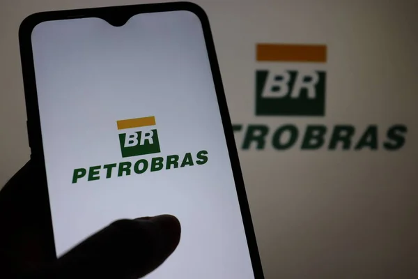 Bahia, Brezilya - 24 Şubat 2021: Petrobras logosu akıllı telefon ekranında. Yatırım konsepti. Brezilya petrol ve gaz şirketi.