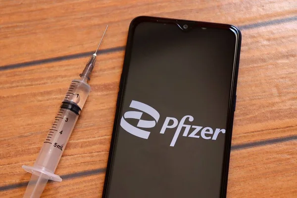 Bahia Бразилія Березня 2021 Логотип Pfizer Екрані Смартфона Медичний Шприц — стокове фото
