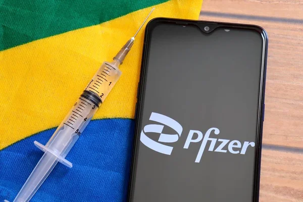 Bahia Brazílie Března 2021 Smartphone Novým Logem Pfizer Lékařskou Stříkačkou — Stock fotografie