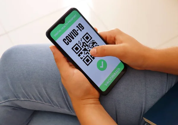 Person Die Während Der Covid Pandemie Ein Smartphone Mit Digitalem — Stockfoto
