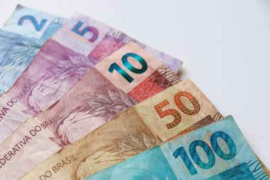Fotokopi alanı olan beyaz arka planda Brezilya parası. Brezilya para birimi. Ekonomi kavramı.