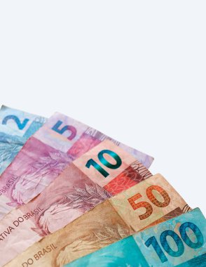 Brezilya Real banknotları beyaz arka planda izole edilmiş. Brezilya parası işte. Dikey fotoğraf.