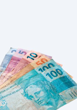 Brezilya Real banknotları beyaz arka planda izole edilmiş. Brezilya parası işte. Dikey fotoğraf.