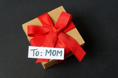 Kırmızı fiyonklu hediye kutusu ve 