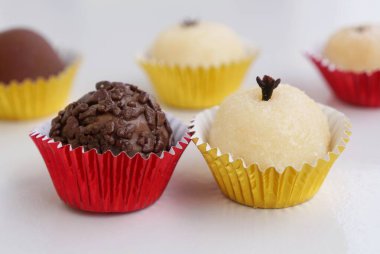 El yapımı Brezilya tatlısı: Pekin ve Brigadeiro (Hindistan cevizi şekeri ve tuğla şeker). Tipik Brezilya doğum günü partisi şekerlemeleri..