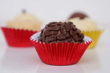 El yapımı Brezilya tatlısı: Pekin ve Brigadeiro (Hindistan cevizi şekeri ve tuğla şeker). Tipik Brezilya doğum günü partisi şekerlemeleri..