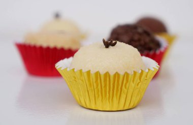 El yapımı Brezilya tatlısı: Pekin ve Brigadeiro (Hindistan cevizi şekeri ve tuğla şeker). Tipik Brezilya doğum günü partisi şekerlemeleri..