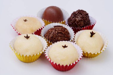 Hindistan cevizi ve çikolata şekeri. Brezilya şekerlemeleri: brigadeiro, trufa e beijinho (tuğgeneral şekeri, hindistan cevizi şekeri ve yer mantarı).