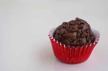 Brigadeiro şekerini beyaz masaya yakın tut. Brezilya çikolatalı yer mantarı şekeri.