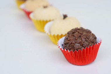 El yapımı Brezilya tatlısı: Pekin ve Brigadeiro (Hindistan cevizi şekeri ve tuğla şeker). Tipik Brezilya doğum günü partisi şekerlemeleri..