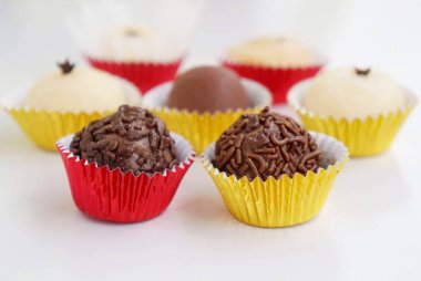 Hindistan cevizi ve çikolata şekeri. Brezilya şekerlemeleri: brigadeiro, trufa e beijinho (tuğgeneral şekeri, hindistan cevizi şekeri ve yer mantarı).