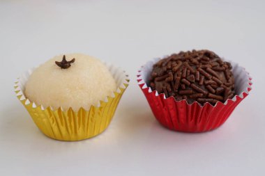 El yapımı Brezilya tatlısı: Beijinho (Hindistan cevizi şekeri) ve Brigadeiro (çikolata şekeri)).