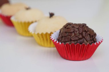 El yapımı Brezilya tatlısı: Beijinho (Hindistan cevizi şekeri) ve Brigadeiro (çikolata şekeri)).