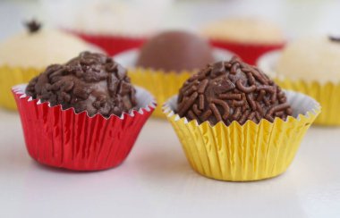 Arkadaki diğer tipik Brezilya parti şekerleriyle Brigadeiros 'u kapat.