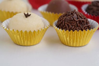 El yapımı Brezilya tatlısı: Beijinho (Hindistan cevizi şekeri) ve Brigadeiro (çikolata şekeri)).