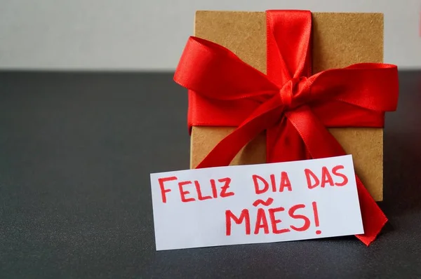 Gift Box Red Bow Happy Mother Day Inscription Portuguese Feliz — Stock Photo, Image