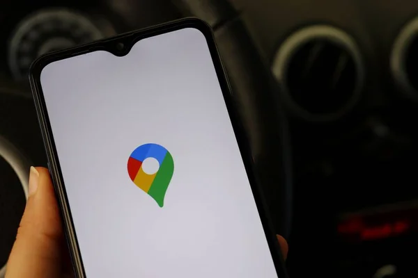 Bahia, Brezilya - 30 Nisan 2021: Google Maps uygulamasının gösterildiği akıllı telefon kullanan kişi.