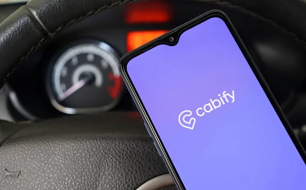 Bahia, Brezilya - 30 Nisan 2021: Bir araba içinde akıllı telefon ekranındaki kafiyeli uygulama. 