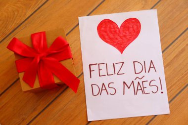 Hediye kutusu ve Feliz Dia das Maes (Mutlu Anneler Günü, Portekizce) Hediye çeki.  