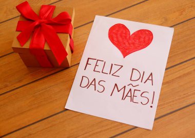 Hediye kutusu ve Feliz Dia das Maes (Mutlu Anneler Günü, Portekizce) Hediye çeki.  