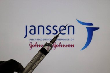 Bahia, Brezilya - 3 Mayıs 2021: Janssen logosu ekranda ve elinde şırıngayla sergilendi. Covid-19 aşı konsepti. Johnson ve Johnson aşısı.