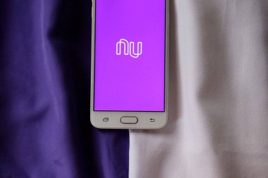Bahia, Brezilya - 20 Eylül 2020. Mor ve beyaz arka planda akıllı telefon ekranında Nubank uygulaması. Nubank bir Brezilya Dijital Bankası..