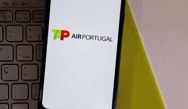 Brezilya - 22 Ekim 2020. TAP Air Portugal logosu ofis masasındaki akıllı telefon ekranında. Portekiz Havayolları Şirketi.