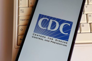 Bahia, Brezilya - 20 Ekim 2020. CDC logosu akıllı telefon ekranında dizüstü bilgisayarın üstünde. Hastalık Kontrol ve Önleme Merkezleri. Editör İllüstrasyon.