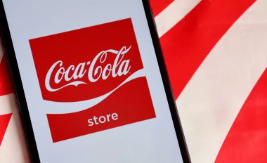 Bahia, Brezilya - 30 Eylül 2020. Coca-Cola mağazasının logosu akıllı telefon ekranında Coca Cola çantasının üstünde..