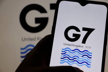 Bahia, Brezilya - 7 Haziran 2021: Akıllı telefon ekranında G7 Birleşik Krallık 2021 logosu. Yedili Grup. 