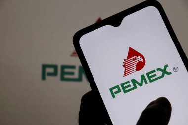 Bahia, Brezilya - 7 Haziran 2021. Pemex logosu akıllı telefon ekranında gösteriliyor. Meksika Petrol, Meksika 'nın devlet petrol şirketi..