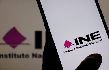 Bahia, Brezilya - 7 Haziran 2021: INE - Instituto Nacional Seçim Enstitüsü (Ulusal Seçim Enstitüsü) logosu akıllı telefon ekranında. INE, Meksika 'da seçim düzenlemekten sorumlu bir kamu kuruluşudur..