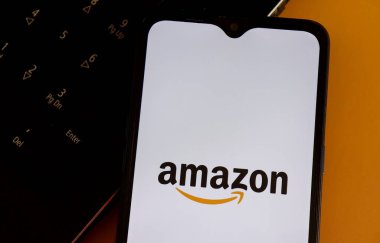 Bahia, Brezilya - 8 Haziran 2021: Amazon logosu ofis masasındaki akıllı telefon ekranında. Amazon uygulaması. 