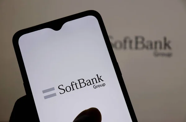Bahia, Brezilya - 7 Haziran 2021: Akıllı telefon ekranında SoftBank logosu. Soft Bank, çok uluslu bir Japon holdingi şirketi..