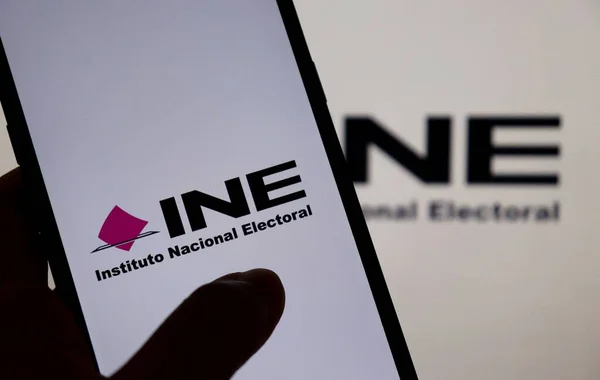 Bahia, Brezilya - 7 Haziran 2021: INE - Instituto Nacional Seçim Enstitüsü (Ulusal Seçim Enstitüsü) logosu akıllı telefon ekranında. INE, Meksika 'da seçim düzenlemekten sorumlu bir kamu kuruluşudur..