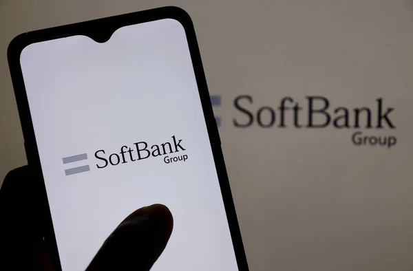 Bahia, Brezilya - 7 Haziran 2021: Akıllı telefon ekranında SoftBank logosu. Soft Bank, çok uluslu bir Japon holdingi şirketi..