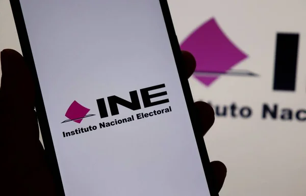Bahia, Brezilya - 7 Haziran 2021: INE - Instituto Nacional Seçim Enstitüsü (Ulusal Seçim Enstitüsü) logosu akıllı telefon ekranında. INE, Meksika 'da seçim düzenlemekten sorumlu bir kamu kuruluşudur..