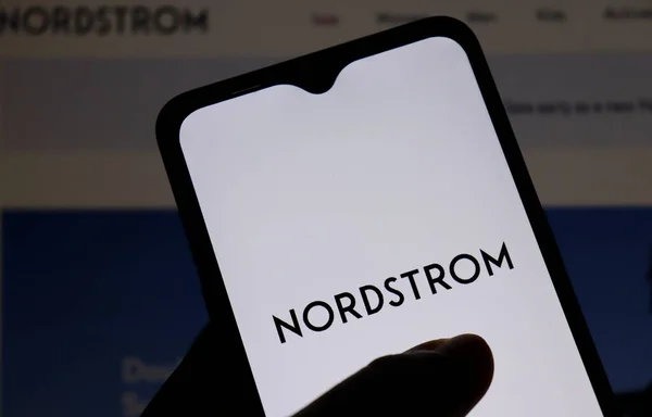Bahia, Brezilya - 8 Haziran 2021: Ekranda Nordstrom logosu olan akıllı telefon. Nordstrom, ABD merkezli önde gelen bir moda perakendecisi..